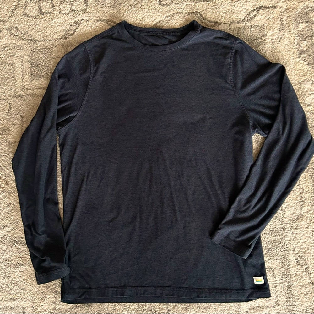 Vuori Long-Sleeve Strato Tech Tee Men’s Size Medium.
